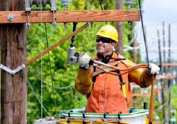 A PSEG Lineman performing maintenance on wires