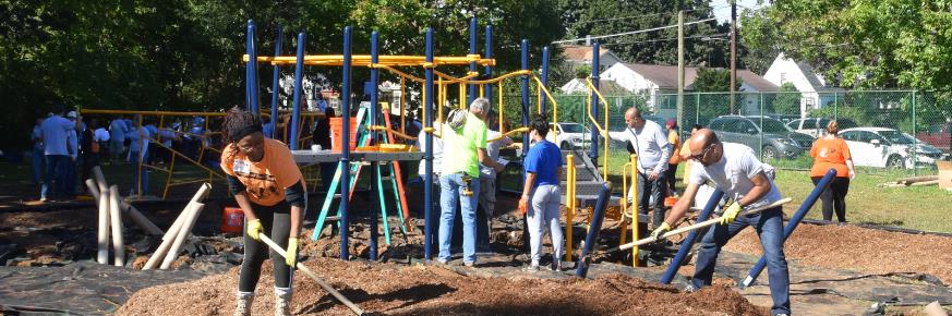 PSEG employees participating at volunteer event (carousel banner 2).